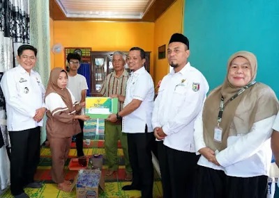 Wujud Kepedulian, Bupati Pringsewu Sambangi Kediaman Keluarga PMI dan Serahkan Bantuan Sosial